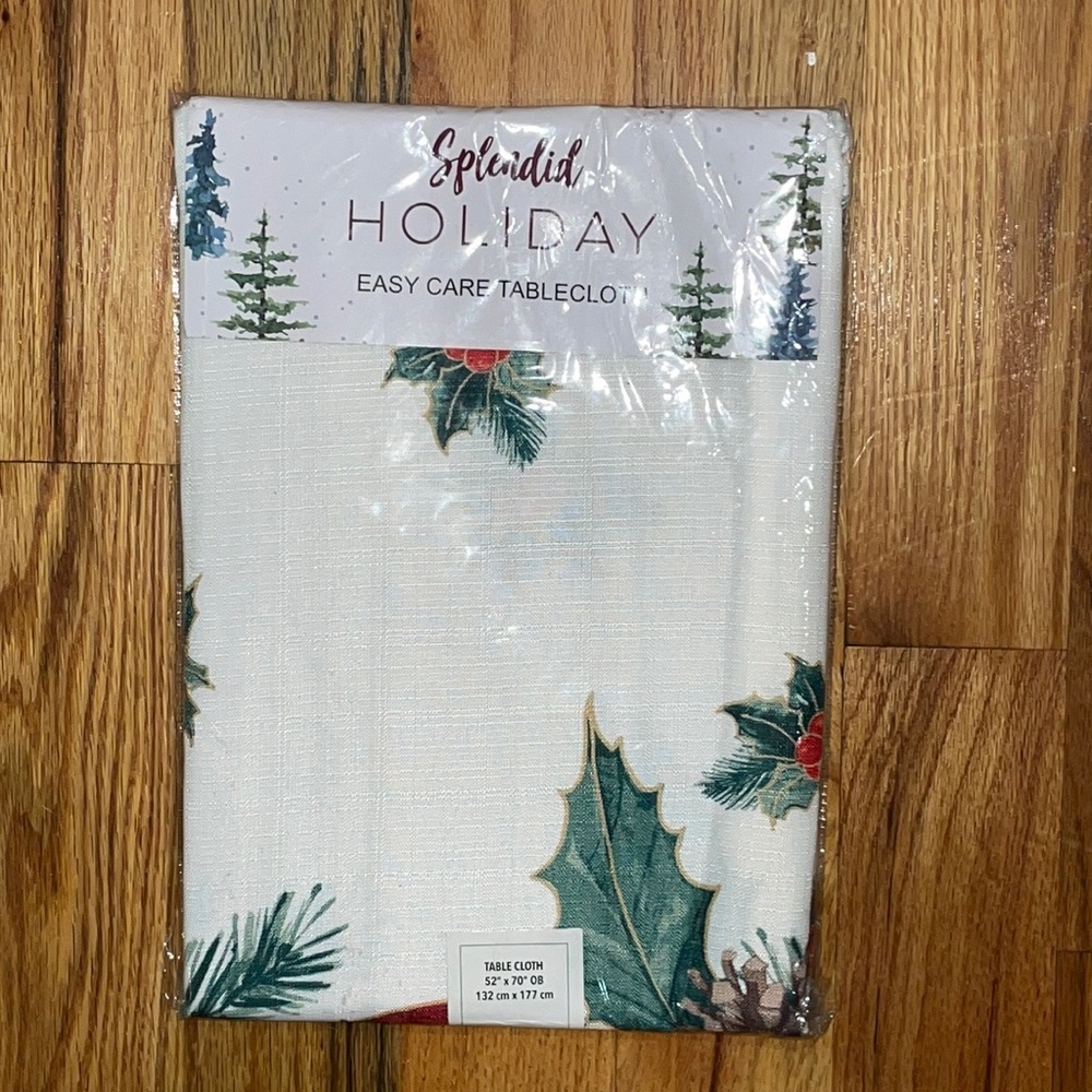 New Christmas Holiday Tablecloth Beige green red pine berries 52x70 Sple…